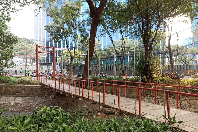 Jembatan gantung di Taman Sumenep, Jakarta Pusat, pada Jumat (16/8/2024).