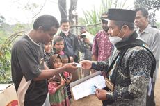 Viral di Medsos Satu Keluarga Tinggal di Tenda Terpal Reyot, Pemkab Bener Meriah Santuni Beri KTP dan KK