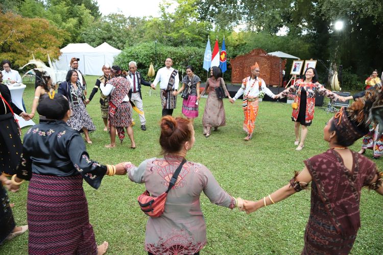 Dalam acara bertajuk Home of Komodo Dragon, PTRI Jenewa mengenalkan kebudayaan NTT di hadapan 450 tamu undangannya pada 9 September 2022.