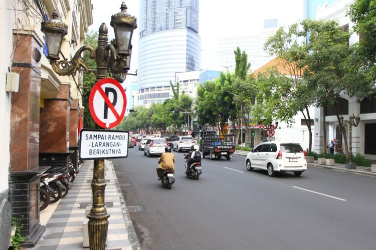 Jalan Tunjungan di Surabaya kini steril dari parkir kendaraan di tepi jalan sebagai bagian dari kebijakan penataan kawasan. 