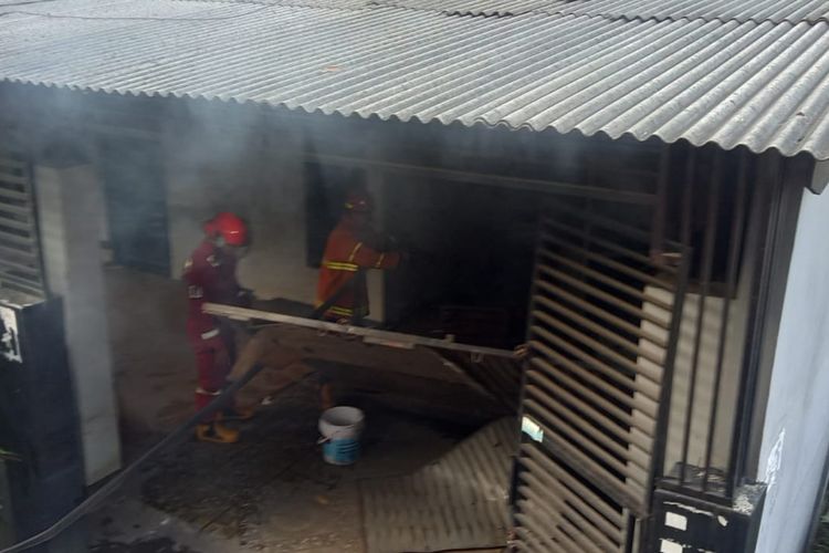 Petugas Dinas Damkar Kota Bekasi saat memadamkan api yang membakar sebuah rumah kosong di Jalan Durian Raya, Kranji, Bekasi Barat, Selasa (4/4/2023).