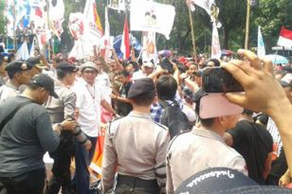 Massa Prabowo dekati barisan polisi di Gedung Mahkamah Konstitusi