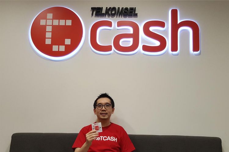 CEO T-Cash Telkomsel Danu Wicaksana mengumumkan uji coba fitur pemberi dana pinjaman untuk masyarakat pedesaan, Selasa (5/12/2017) di Jakarta.