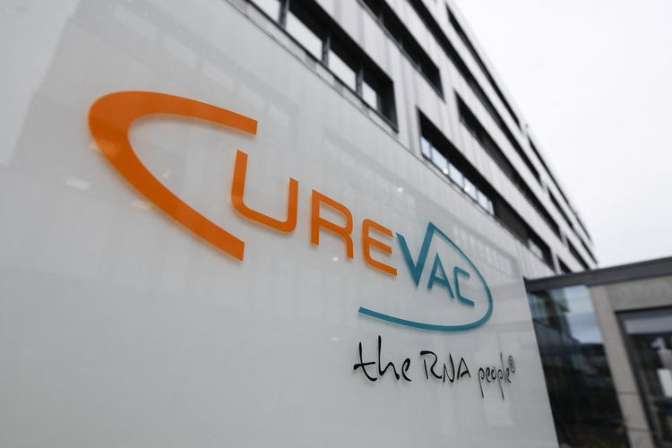 Logo perusahaan biofarmasi CureVac yang terpasang di depan kantornya di Tuebingen, Jerman, pada 15 Januari 2020.