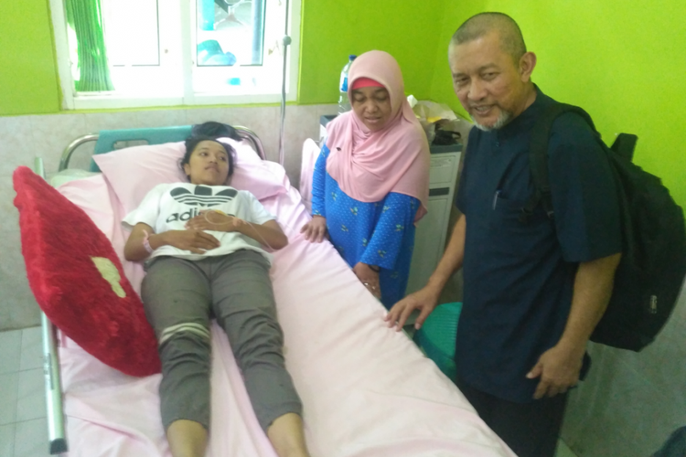 Kepala Dinkes Propinsi Jawa Timur Kohar Hari Santoso saat melihat pasien DBD di Puskesmas Ngadiluwih Kabupaten Kediri, Jawa Timur.