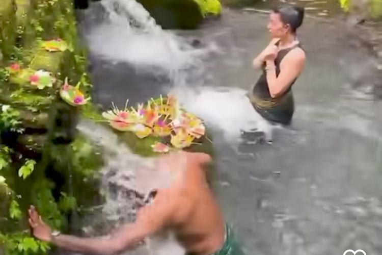 Tangkapan layar unggahan penyanyi Usher dalam akun instagramnya saat berlibur ke Bali bersama Istri. 