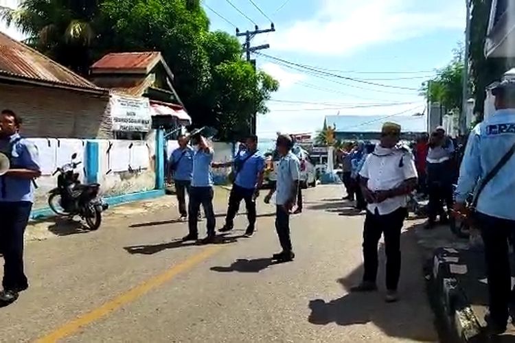 Ratusan karyawan Perusahaan Daerah Air Minum (PDAM) Kota Baubau, Sulawesi Tenggara melakukan aksi mogok kerja di depan kantornya sendiri, Selasa (2/5/2023) siang.