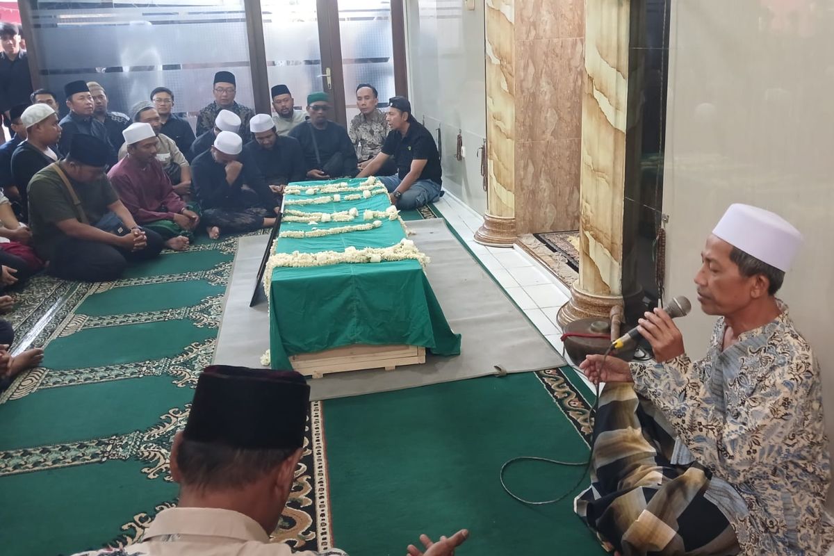 Bupati Fandi Akhmad Yani dan Wakil Bupati Gresik Asluchul Alif (tengah), turut mengikuti shalat jenazah dan mendoakan almarhum Naufal Takdir Al Bari sebelum dimakamkan, Jumat (3/10/2025).