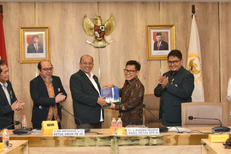 Wakil Ketua DPR RI bidang Koordinator Kesejahteraan Rakyat Abdul Muhaimin Iskandar (Gus Muhaimin) usai menerima audiensi Pengurus Besar Ikatan Dokter Indonesia (IDI) di komplek DPR RI, Senayan Jakarta, Selasa (18/10/2022).