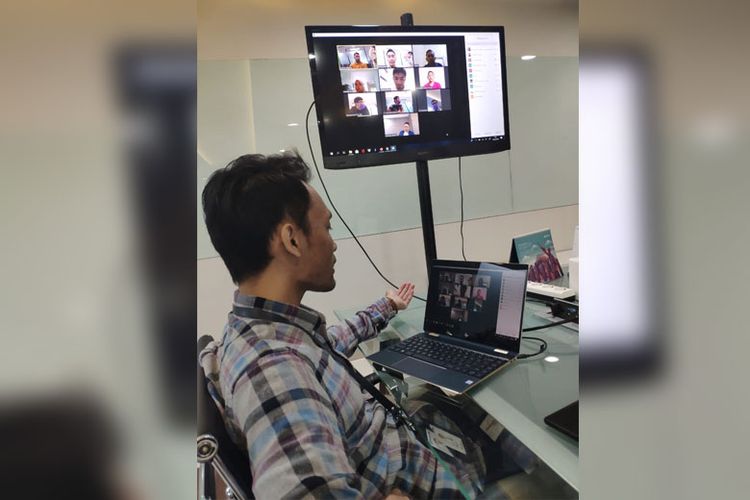 Salah satu karyawan BRI melakukan teleconference untuk kordinasi pekerjaan. 