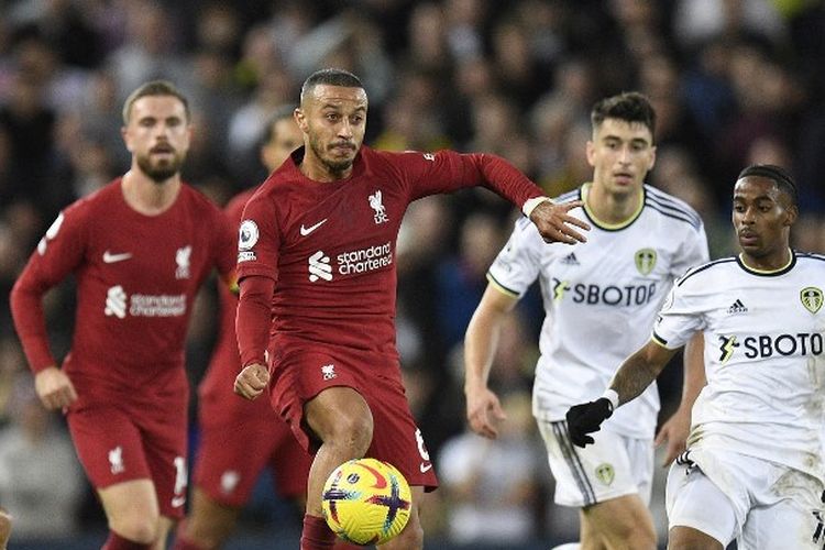 Gelandang Liverpool, Thiago Alcantara, beraksi dalam duel Liga Inggris 2022-2023 melawan Leeds di Stadion Anfield, 29 Oktober 2022. Laga Liverpool vs Leeds berakhir dengan skor 1-2 buat kemenangan tim tamu.