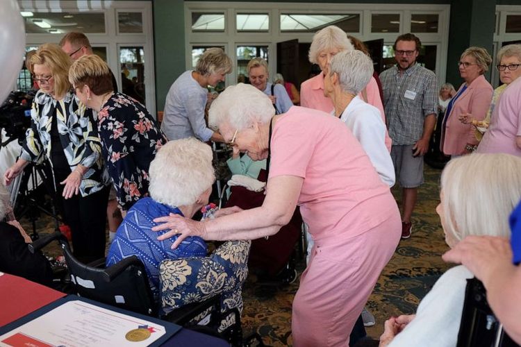 Suasana perayaan ulang tahun enam perempuan yang berusia lebih dari 100 tahun di panti jompo Meadows Lakeshore, Nashville, AS, 15 Agustus 2019.  