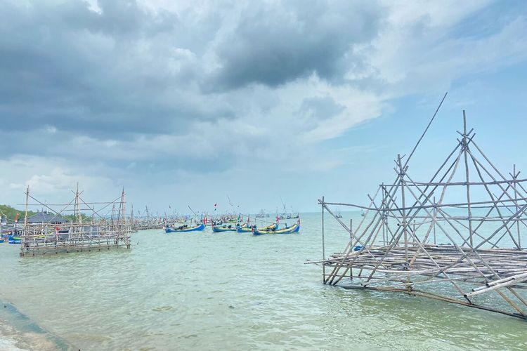 Pantai Talang Siring Desa Montok Kecamatan Larangan, Kabupaten Pamekasan termasuk daerah langganan banjir rob hingga membanjiri jalan raya. Mulai malam ini warga pesisir selatan Pamekasan sudah waspada banjir rob.