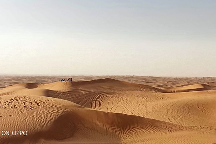 Puncak salah satu bukit pasir diambil menggunakan OPPO R17 Pro berfitur AI