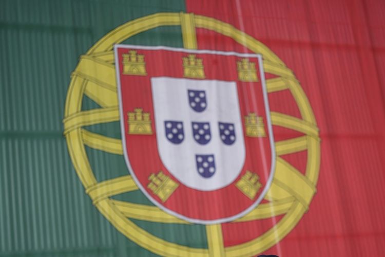 Marinir Angkatan Laut Portugal melakukan sesi foto bersama di depan bendera negara pada akhir seremoni perpisahan di bandara militer Lisbon, 1 Juni 2022.