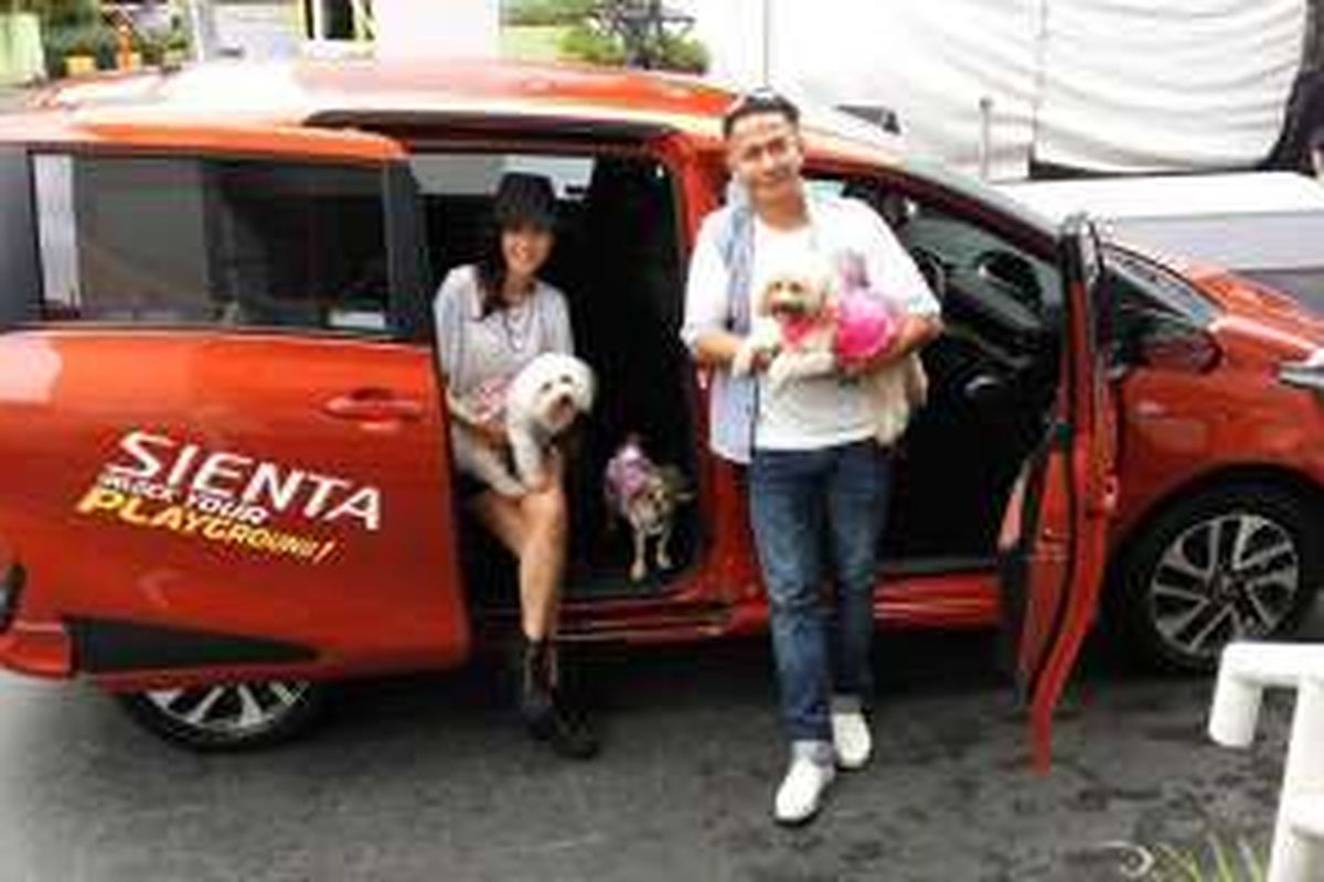 Delon Thamrin dan Yeslin Wang bersama Toyota Sienta