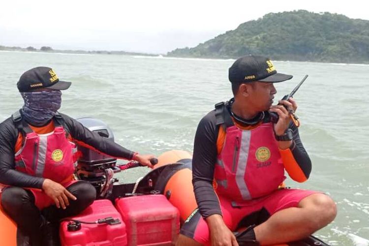 Tim Basarnas melakukan operasi pencarian anak yang tenggelam di Pantai Sodong, Kecamatan Adipala, Kabupaten Cilacap, Jawa Tengah, Minggu (2/10/2022).