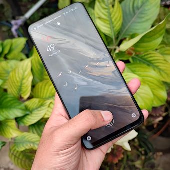 Oppo Reno 8 5G dibekali Layar AMOLED 6,4 inci yang sudah mendukung in-display fingerprint scanner. Layar tersebut beresolusi Full HD (2.400 × 1.080 piksel), refresh rate 90 Hz, touch sampling rate 180 Hz, tingkat kecerahan (brightness) maksimum 800 nit, serta dilindungi kaca Gorilla Glass 5. 