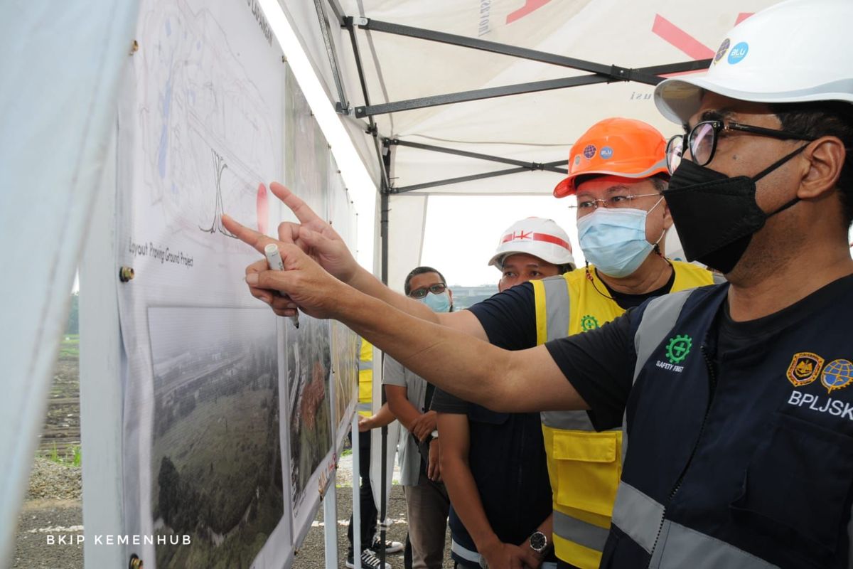 Menteri Perhubungan Budi Karya Sumadi saat meninjau meninjau Balai Pengujian Laik Jalan dan Sertifikasi Kendaraan Bermotor (BPLJSKB) di Bekasi, Jawa Barat pada Sabtu (12/11/2022) yang direncanakan akan segera mulai dibangun menjadi balai pengujian yang berstandar internasional.