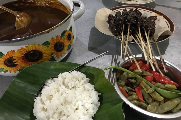Seporsi kuliner sate kerbau dengan nasi putih, bumbu sambal kacang, dan cabai rebus di Warung Min Jastro, Kudus, Jawa Tengah. Sate kerbau merupakan salah satu makanan khas Kudus.