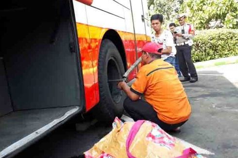 Punya 6 Ban, Ribetkah Ganti Ban Bus yang Bocor?