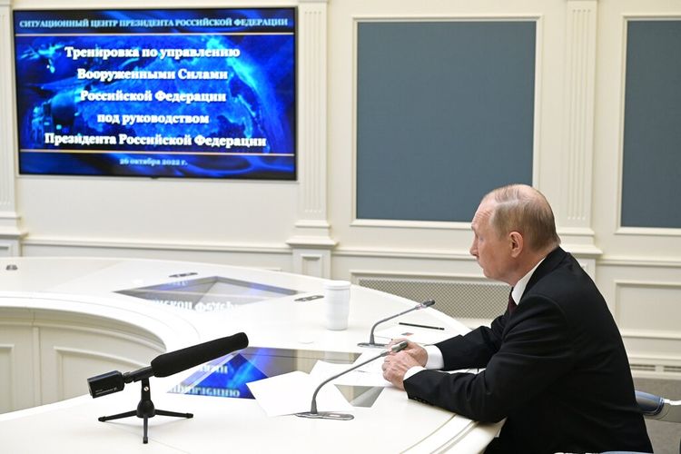 Presiden Rusia Vladimir Putin menyaksikan pelatihan untuk menguji kekuatan pencegahan strategis melalui konferensi video di Moskow, Rusia, Rabu, 26 Oktober 2022.