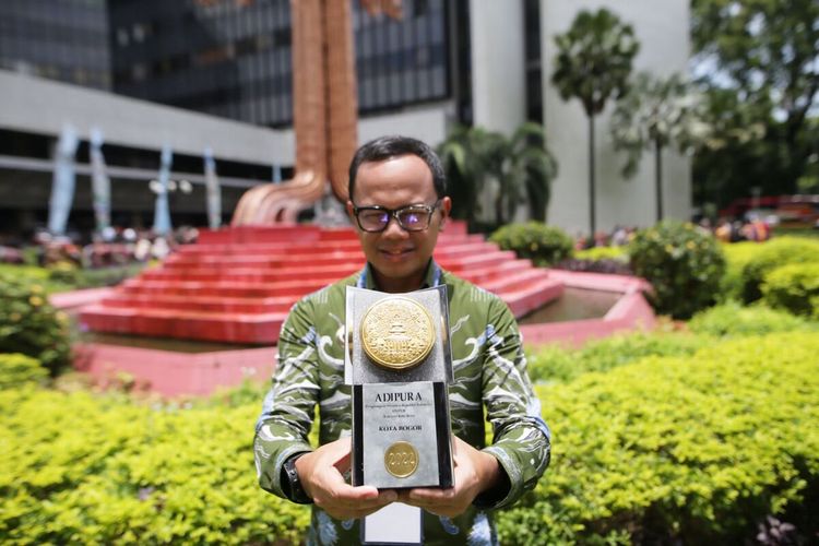 Wali Kota Bogor Bima Arya Sugiarto saat menerima penghargaan Piala Adipura 2022 Kementerian Lingkungan Hidup dan Kehutanan (KLHK), Selasa (28/2/2023). Kota Bogor, Jawa Barat, berhasil meraih Piala Adipura untuk kategori kota besar.