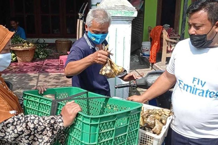 BELI KETUPAT-Warga membeli ketupat di Jalan Tapas Sari, Kelurahan Manisrejo, Kota Madiun, Jawa Timur, Senin (17/5/2021).