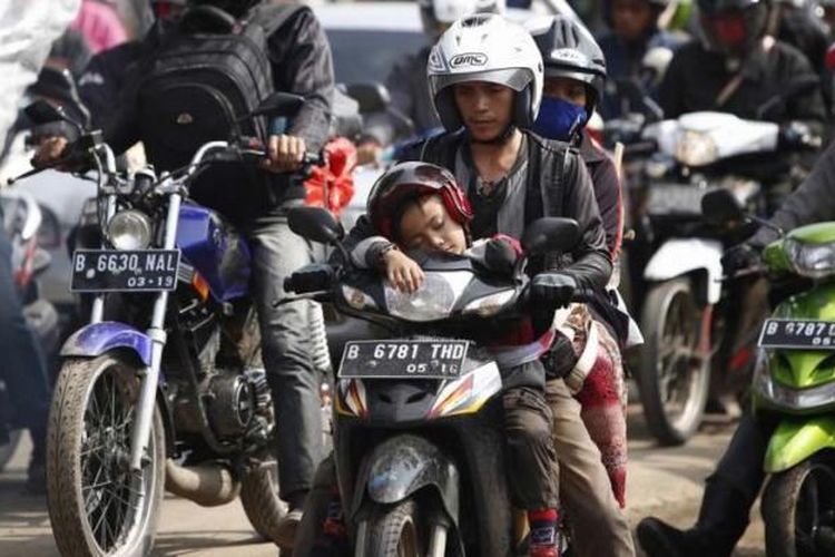 Pemudik motor terjebak macet di jalur alternatif Karawang-Cikampek, Cilamaya, Karawang, Jawa Barat, Sabtu (27/7/2014). Arus mudik ke kota-kota di Jawa Barat, Jawa Tengah dan Jawa Timur diperkirakan akan masih padat hingga H-1 Lebaran. 