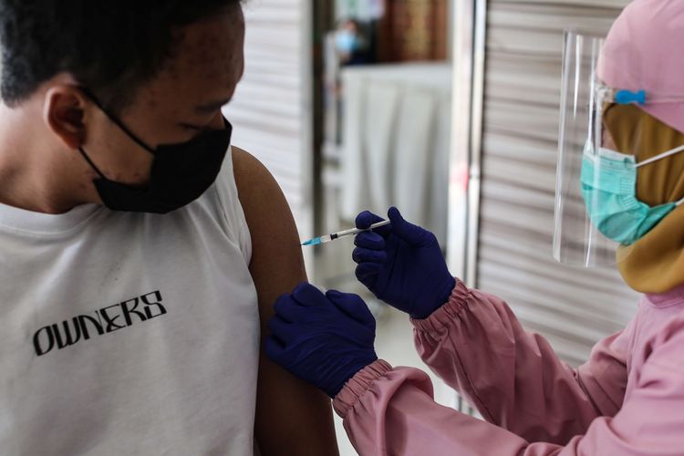 Vaksinasi covid-19 warga perumahan Griya Melati, Bogor, Selasa (15/6/2021). Pemkot Bogor sebelumnya memberlakukan karantina wilayah atau lockdown di Perumahan Griya Melati akibat 58 warga perumahan ini positif covid-19.