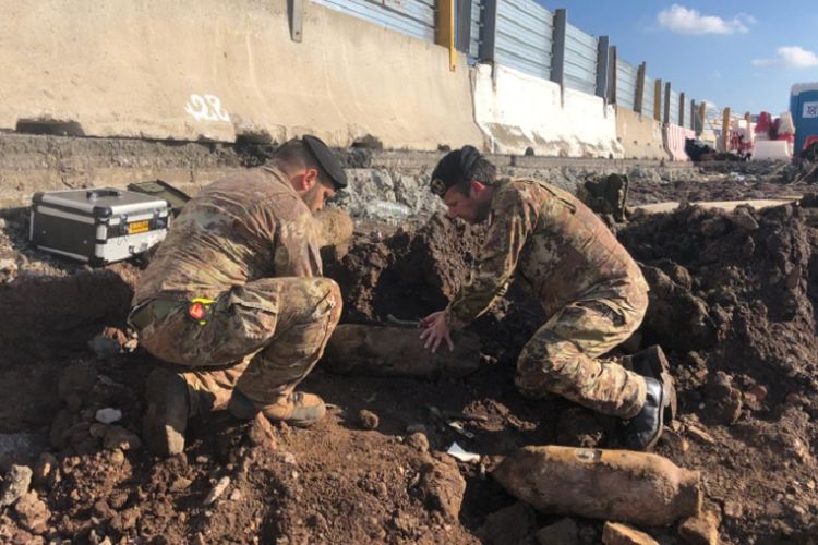 Pasukan Angkatan Darat Italia menjinakkan bom Jerman era Perang Dunia II di area Bandara Ciampino, Roma, Italia, Kamis (7/2/2019). (Twitter/Ministero Difesa)