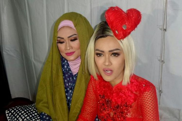 Penyanyi dangdut Julia Perez bersama sang ibu, Sri Wulansih saat diabadikan di Emtek City, Daan Mogot, Jakarta Barat, Selasa (24/1/2017).