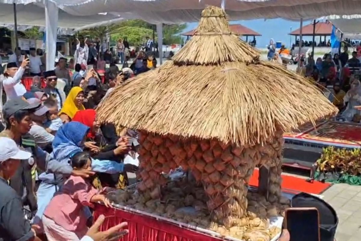 Lebaran Topat, Ziarah ke Makam Loang Baloq Penyebar Islam di Lombok