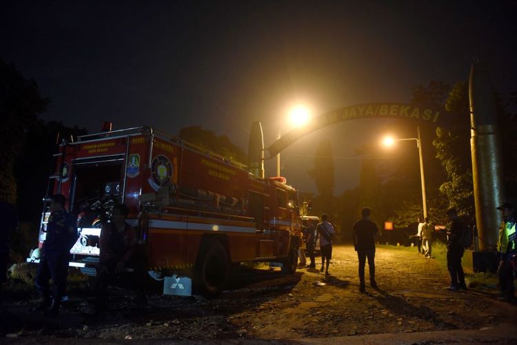 Kendaraan pemadam kebakaran berada di gerbang Gudmurah Jaya/Bekasi Ciangsana saat terjadi kebakaran gudang peluru di kawasan Gunung Putri, Bogor, Jawa Barat , Sabtu (30/3/2024). Menurut warga ledakan gudang tersebut terjadi pada pukul 18.05 WIB, yang mengakibatkan adanya proyektil berhamburan. ANTARA FOTO/Muhammad Adimaja/foc.