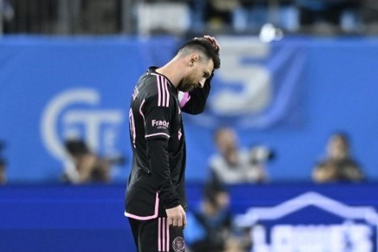 Lionel Messi tertunduk dalam laga Charlotte FC vs Inter Miami yang digelar di Bank of America Stadium, Charlotte, pada Minggu (22/10/2023) pagi WIB. Inter Miami kalah 0-1 dari Charlotte FC pada laga tersebut. (Foto oleh Getty Images via AFP/MATT KELLEY)