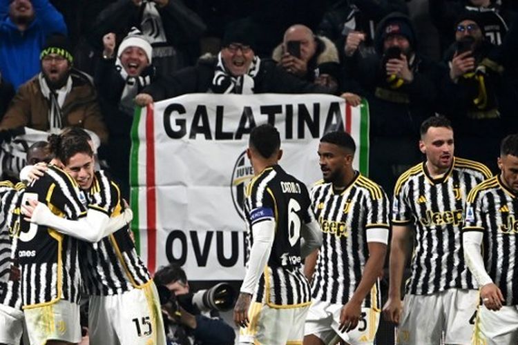 Para pemain Juventus merayakan gol Adrien Rabiot dalam laga melawan AS Roma. Laga Juventus vs Roma pada pekan ke-18 Liga Italia Serie A 2023-2024 tersebut digelar di Stadion Allianz, Turin, pada Sabtu (30/12/2023) malam waktu setempat. (Foto oleh Isabella BONOTTO / AFP)(AFP/ISABELLA BONOTTO)