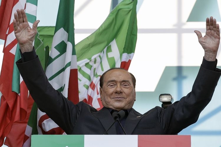 Mantan PM Italia Silvio Berlusconi Keluar dari RS Setelah 6 Minggu Dirawat