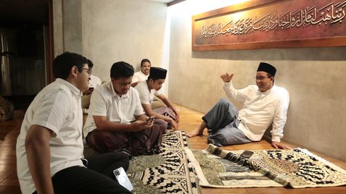 Jelang Pencoblosan, Anies Shalat Subuh Berjemaah bersama Keluarga