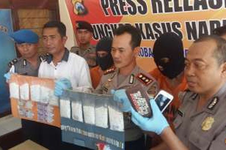 Kapolres Pamekasan, AKBP Nowo Hadi Nugroho saat membeberkan barang bukti ribuan pil koplo dari tersangka. 