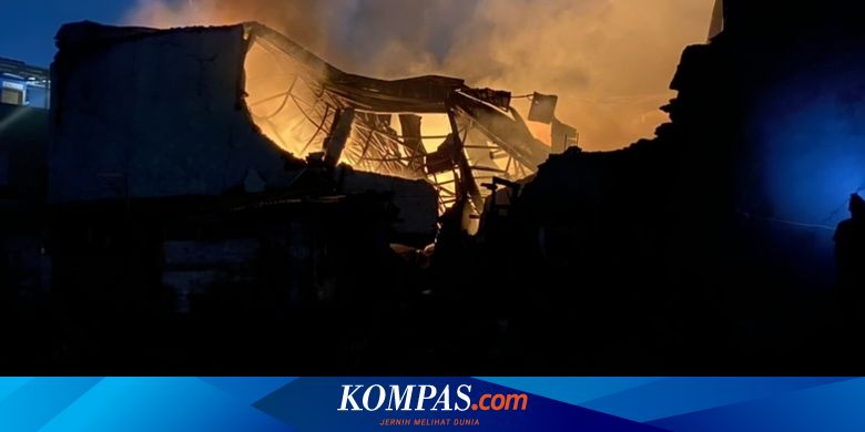 Damkar Tangsel Kembali Kerahkan Personel Padamkan Api Susulan di Pabrik Serpongg
