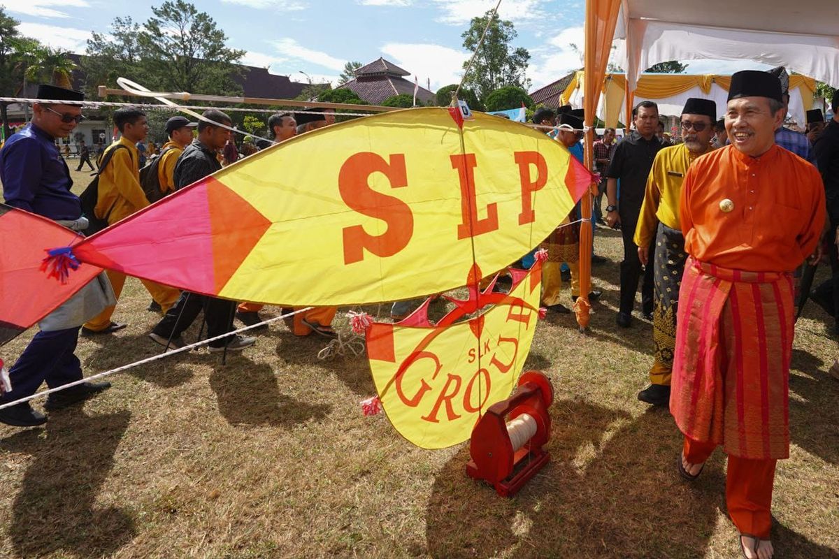 Gubernur Riau (Gubri) Syamsuar saat membuka perlombaan tradisional layang-layang di Halaman Rumah Dinas Gubernur Riau, Rabu (2/8/2023).