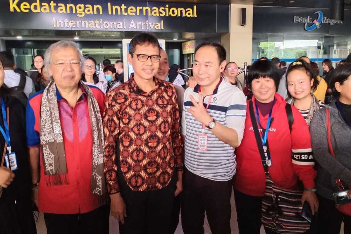 Gubernur Sumbar Irwan Prayitno  sambut wisatawan asal Cina di Bandara Internasional Minangkabau, Minggu (26/1/2020)
