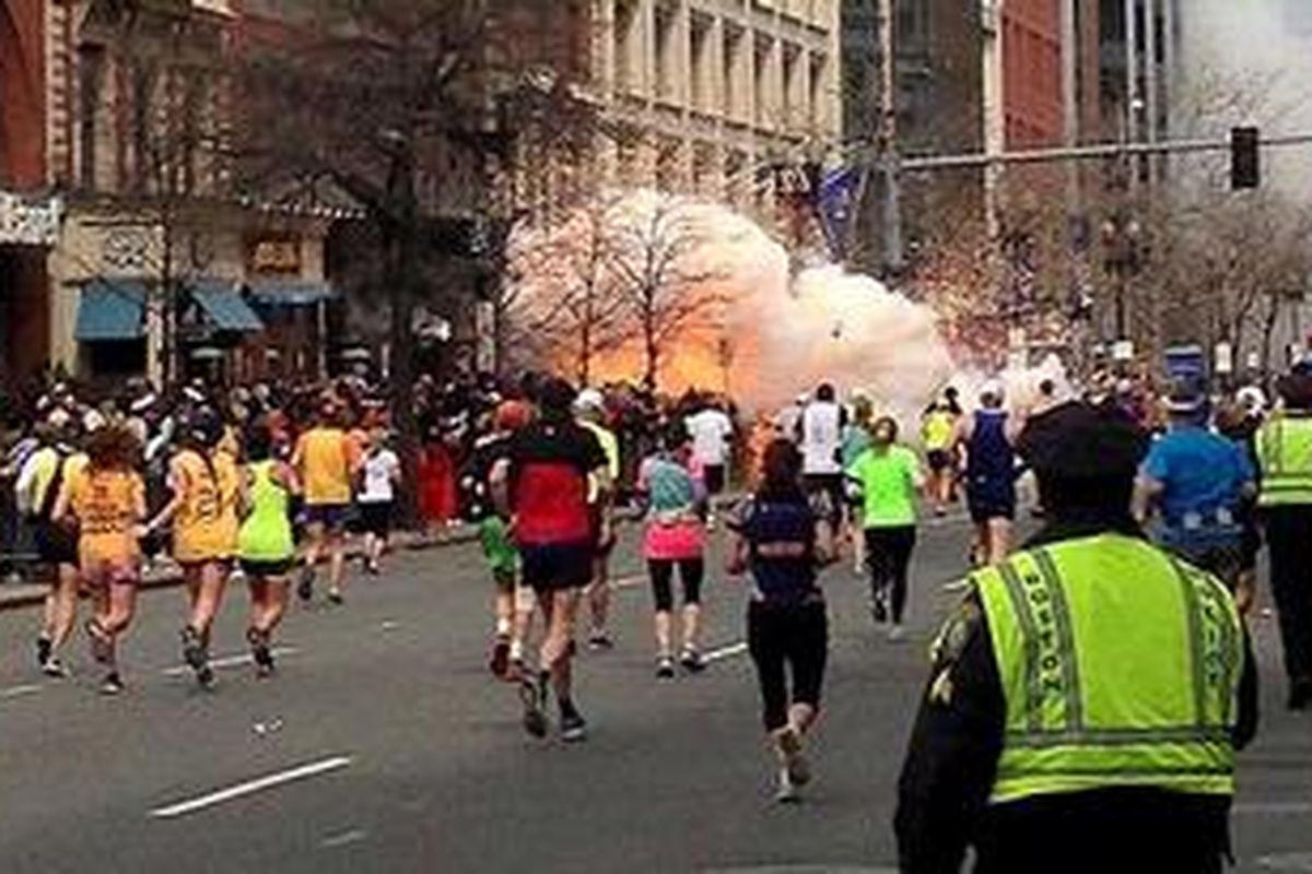 Foto ini menunjukkan dua ledakan terpisah di garis finis Marathon Boston, Amerika Serikat, Senin (15/4/2013) waktu setempat.