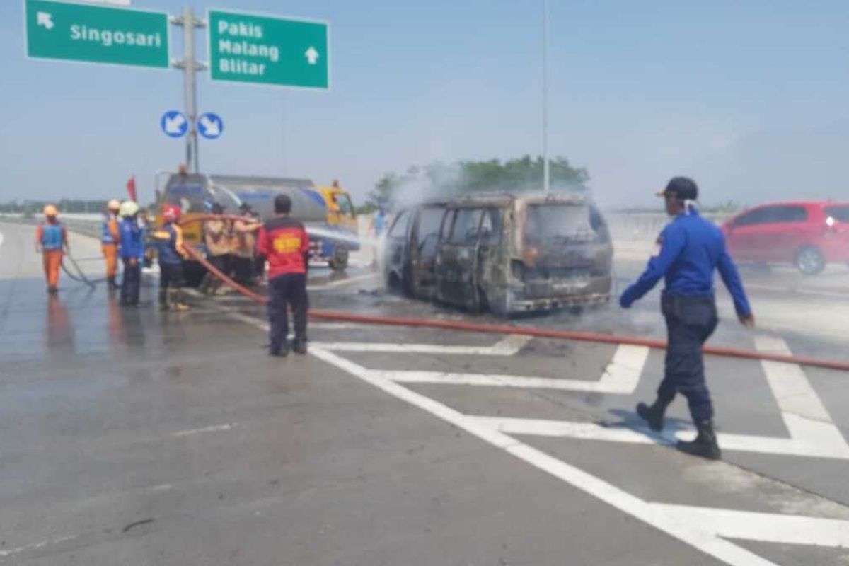 Mobil Kia Pregio nomor polisi W 1954 NK terbakar di Tol Pandaan-Malang, Minggu (30/8/2020).