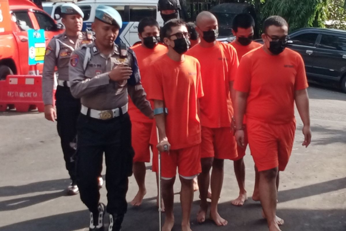 Polisi menahan sejumlah 6 tersangka yang berperan sebagai kurir dan pengedar dalam dua kasus ganja seberat 166,58 kilogram.