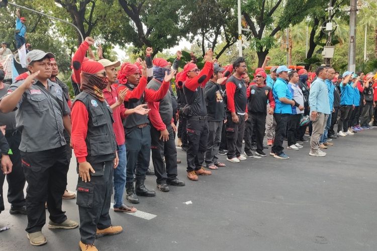 Massa buruh yang menggelar aksi unjuk rasa jelang pengumuman kenaikan upah minimum provinsi (UMP) DKI 2024 di Balai Kota, Selasa (21/11/2023) telah bubar. 