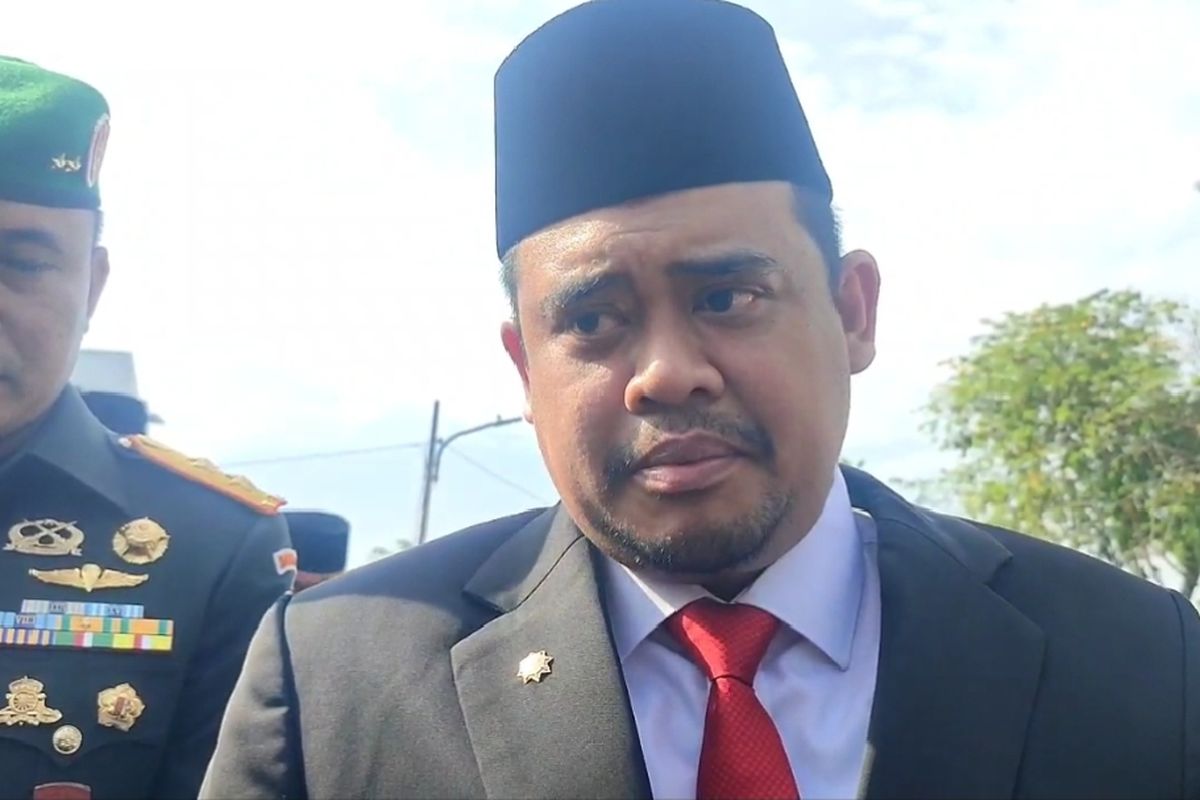 Gubernur Sumut, Bobby Nasution saat diwawancarai wartawan di Taman Makam Pahlawan Bukit Barisan, Selasa (15/4/2025)