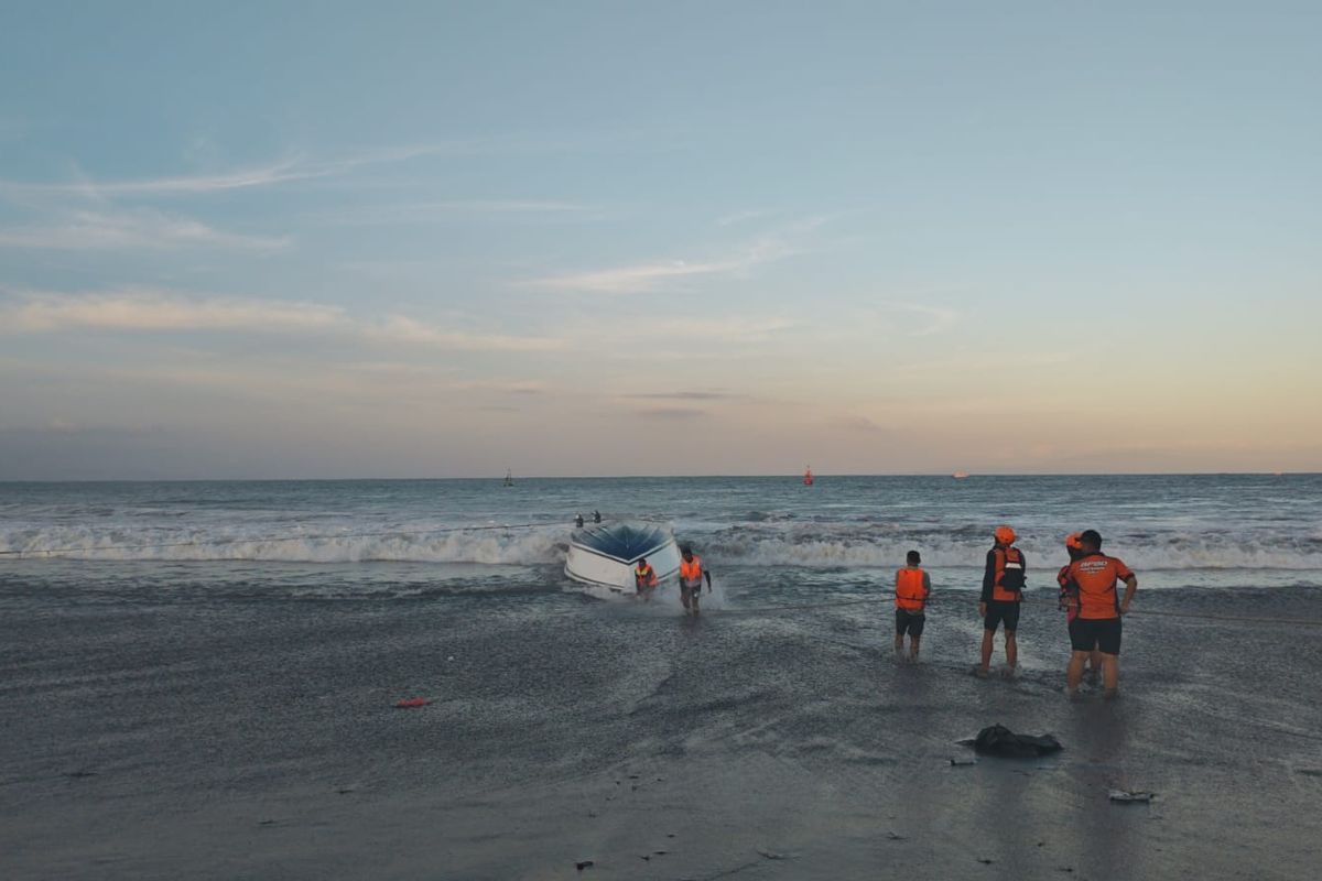 Tim SAR gabungan memberikan pertolongan terhadap fast boat di Pelabuhan Sanur, Denpasar, Selasa (5/8/2025). 