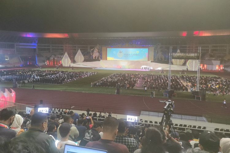 Penampilan grup musik humor Pecas Ndahe pada upacara pembukaan ASEAN Para Games 2022 di Stadion Manahan, Solo, pada Sabtu (30/7/2022).