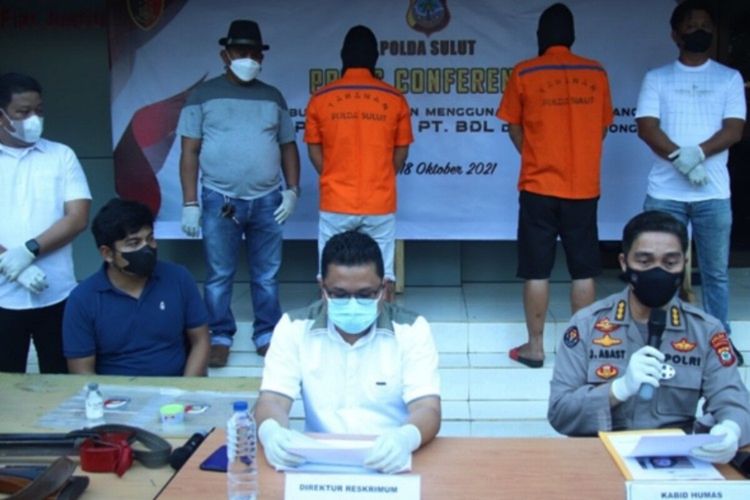 Para terduga tersangka konflik di lokasi tambang PT BDL, Bolmong, dihadirkan saat konferensi pers di Mapolda Sulut, Selasa (18/10/2021)